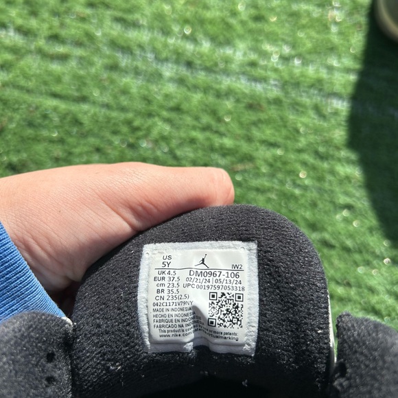 Nike Men's White and Black Sneakers with Red Accents - Picture 4 of 4